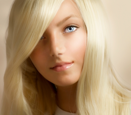 Blonde Schönheit Ivanka Ist Ein Schulmädchen. Blonde Schönheit Ivanka Ist Ein Schulmädchen.